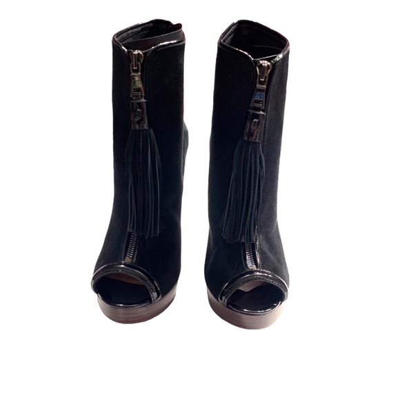 L’AGENCE BLACK SUEDE STILETTO ANKLE BOOT WITH FRONT ZIPPER CLOSURE AND TUSSLE - Picture 12 of 16